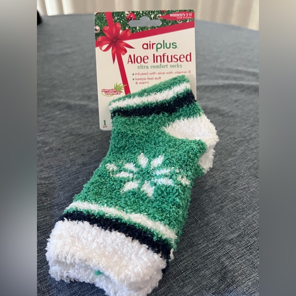 ALOE INFUSED Socks NWT Green & White ComfY & Cozy. Ready for Gifting!